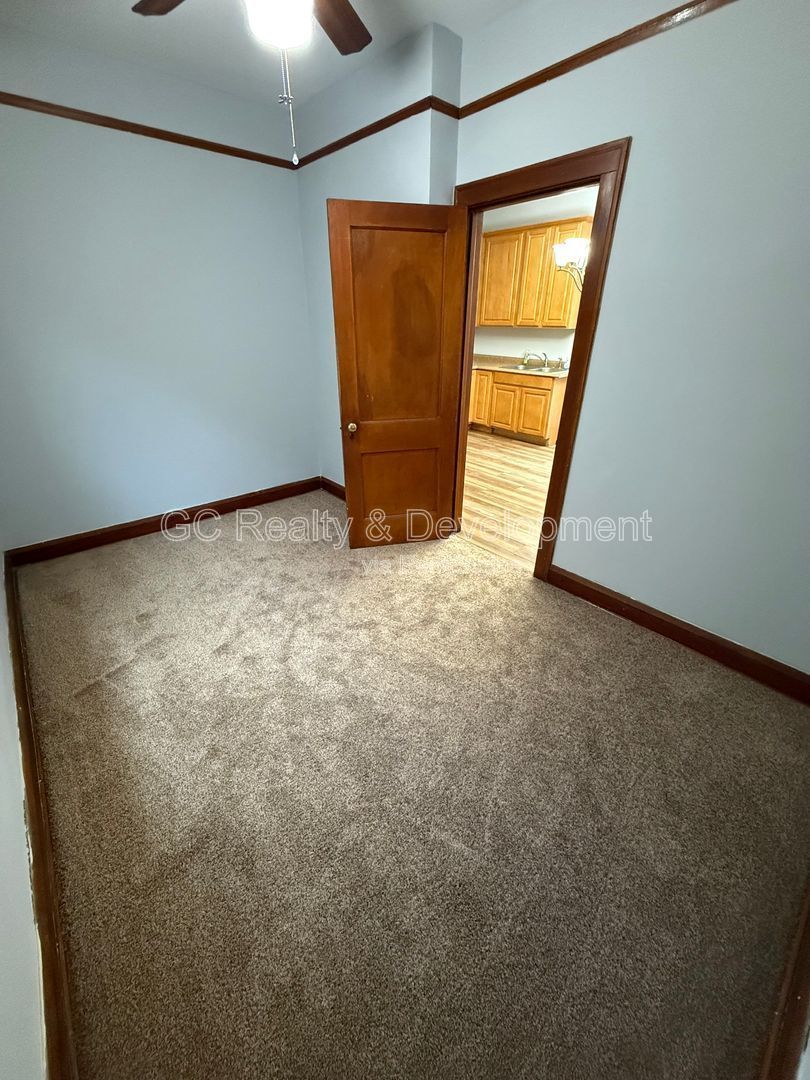 *** 2 BDRM / HARDWOOD FLOORS / PAY GAS & ELECTRIC / 2ND FLOOR UNIT *** property image