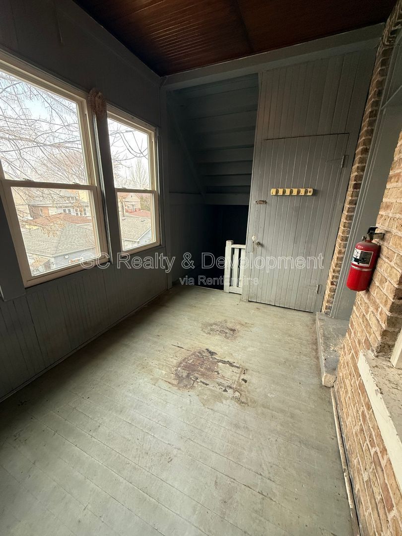 *** 2 BDRM / HARDWOOD FLOORS / PAY GAS & ELECTRIC / 2ND FLOOR UNIT *** property image