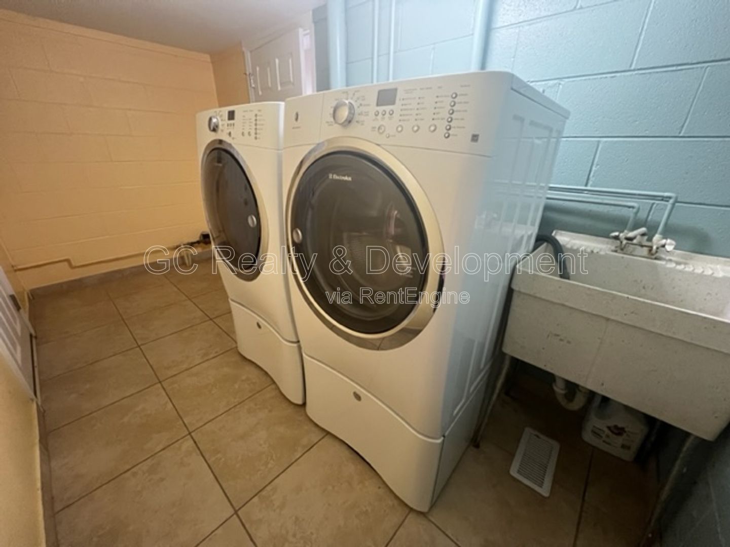 *** DISTRICT 54 / WEATHERSFIELD COMMONS / 2 BDRM / SS APPL INCL / ATTACHED GARAGE *** property image