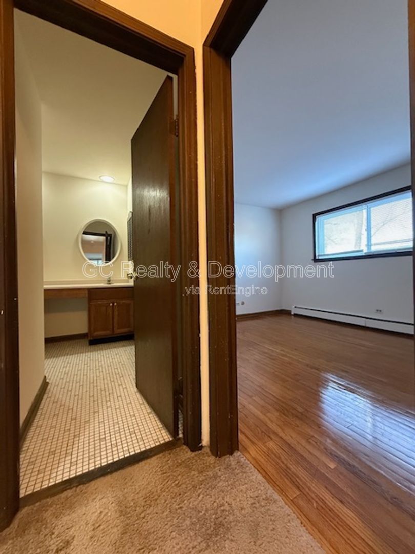 *** 2 BDRM / PARKING INCL / STORAGE UNIT / ON SITE LAUNDRY / ONLY PAY ELECTRIC *** property image