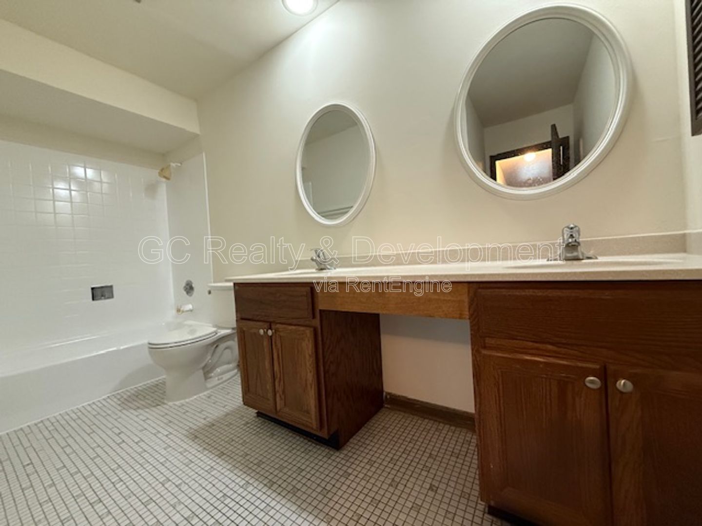 *** 2 BDRM / PARKING INCL / STORAGE UNIT / ON SITE LAUNDRY / ONLY PAY ELECTRIC *** property image