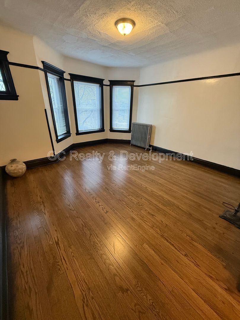 *** 2 BDRM / KITCHEN APPL / CLOSE TO LAKE MICHIGAN / HARDWOOD FLOORS *** property image