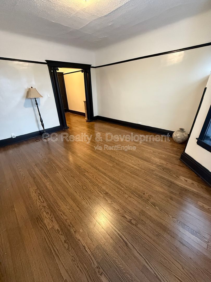 *** 2 BDRM / KITCHEN APPL / CLOSE TO LAKE MICHIGAN / HARDWOOD FLOORS *** property image