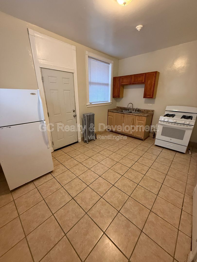 *** 2 BDRM / KITCHEN APPL / CLOSE TO LAKE MICHIGAN / HARDWOOD FLOORS *** property image