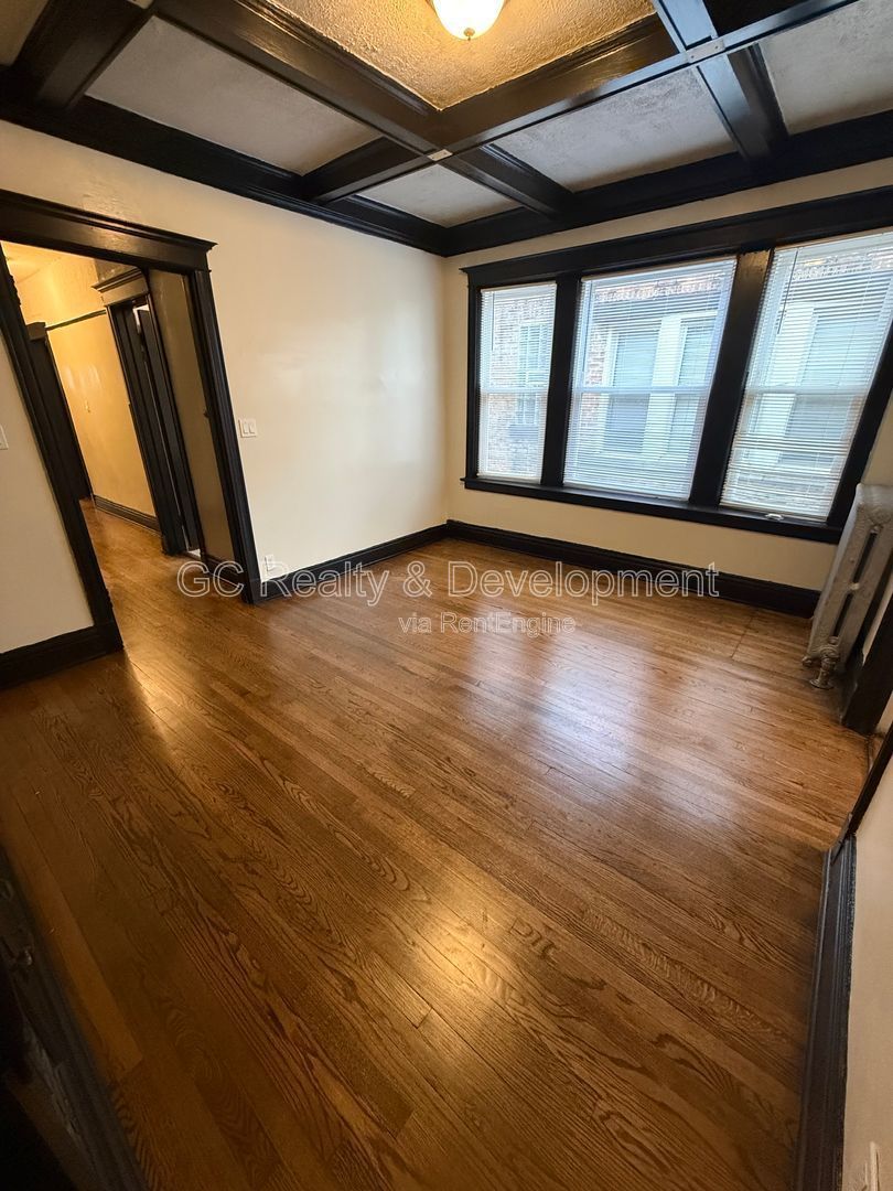 *** 2 BDRM / KITCHEN APPL / CLOSE TO LAKE MICHIGAN / HARDWOOD FLOORS *** property image