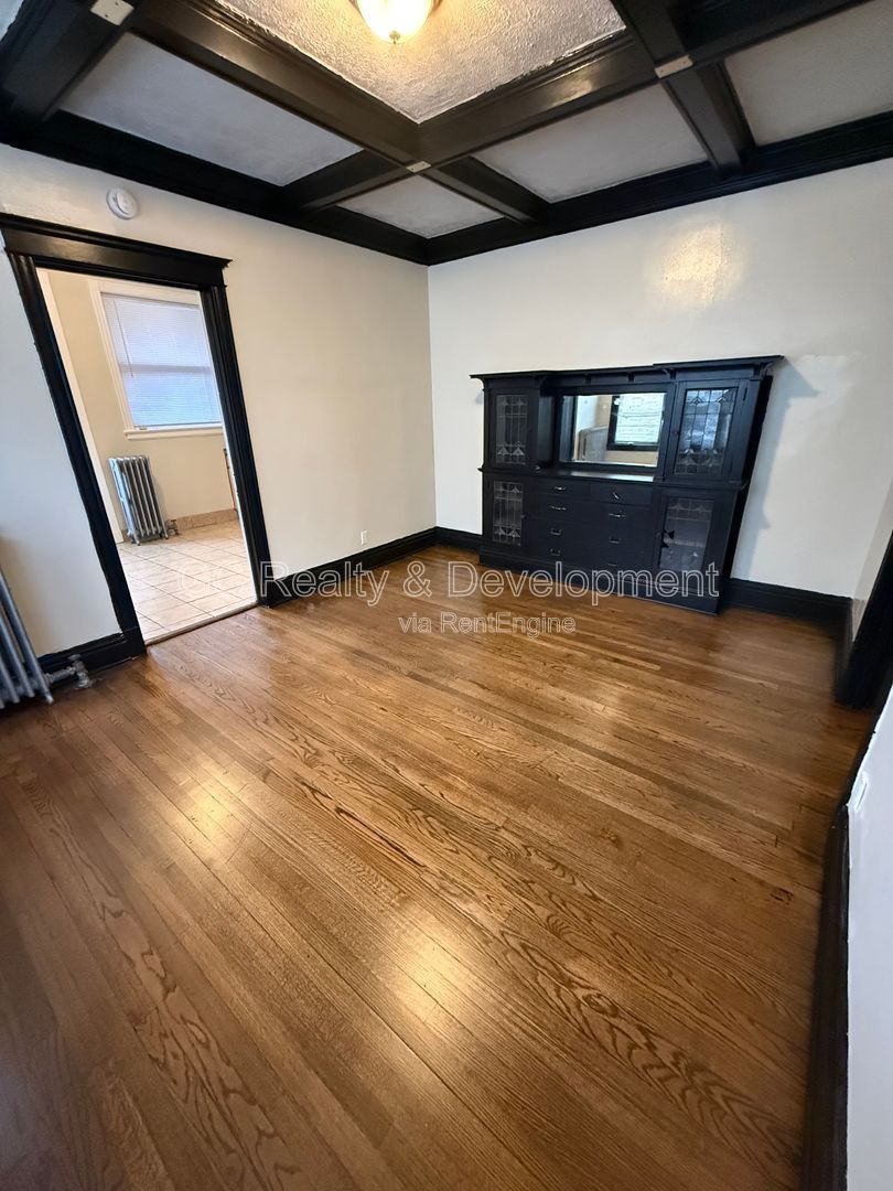 *** 2 BDRM / KITCHEN APPL / CLOSE TO LAKE MICHIGAN / HARDWOOD FLOORS *** property image