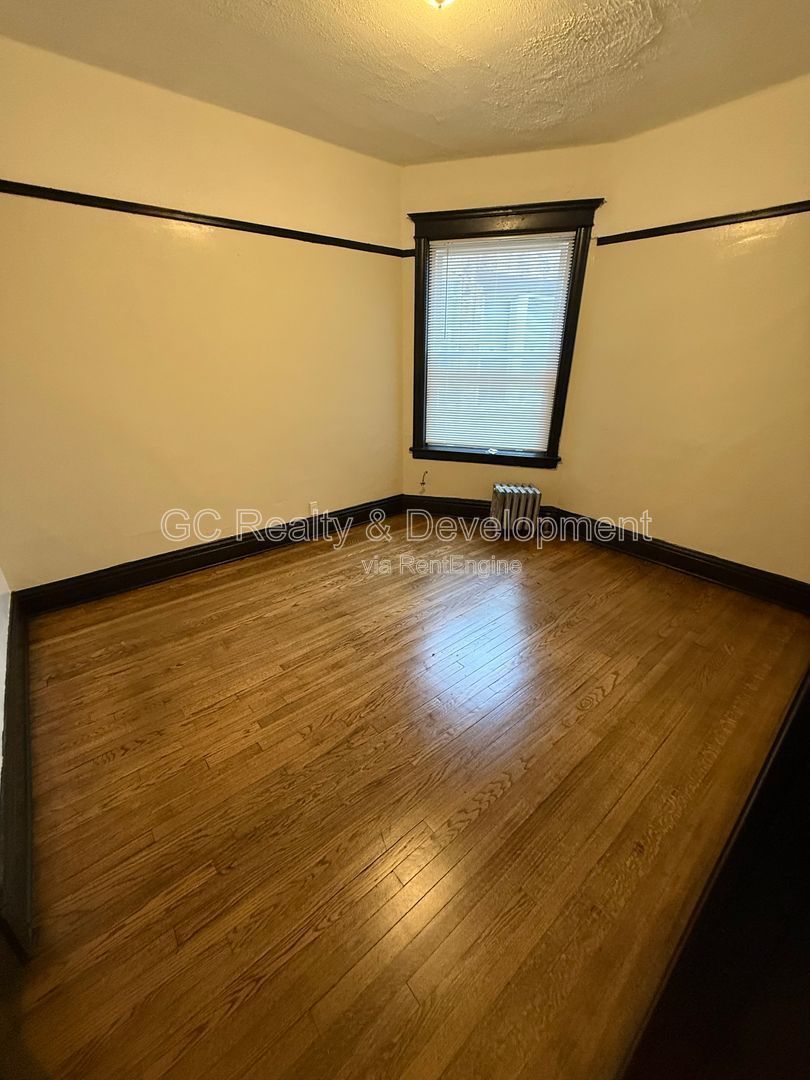 *** 2 BDRM / KITCHEN APPL / CLOSE TO LAKE MICHIGAN / HARDWOOD FLOORS *** property image