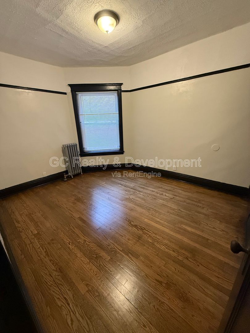 *** 2 BDRM / KITCHEN APPL / CLOSE TO LAKE MICHIGAN / HARDWOOD FLOORS *** property image