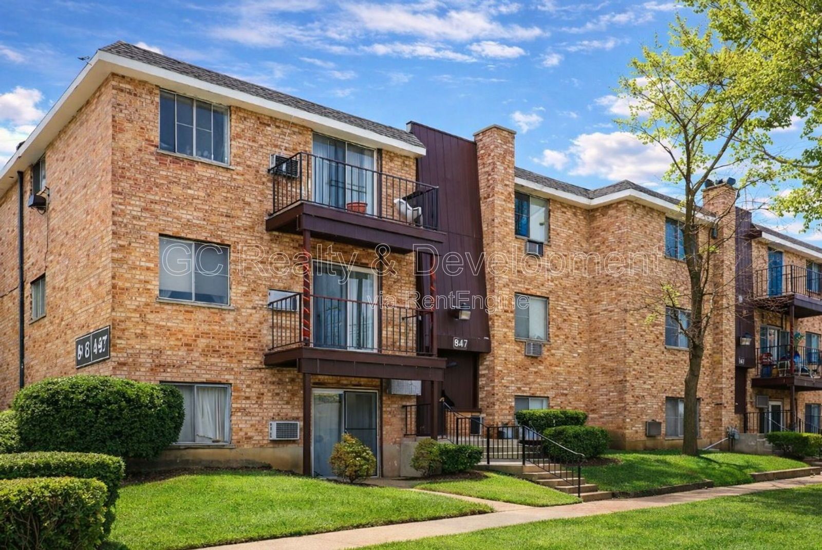 *** 1 BDRM / TENANT PAYS ELECTRIC ONLY / BALCONY / 1 PARKING SPOT / LAUNDRY ON SITE *** property image