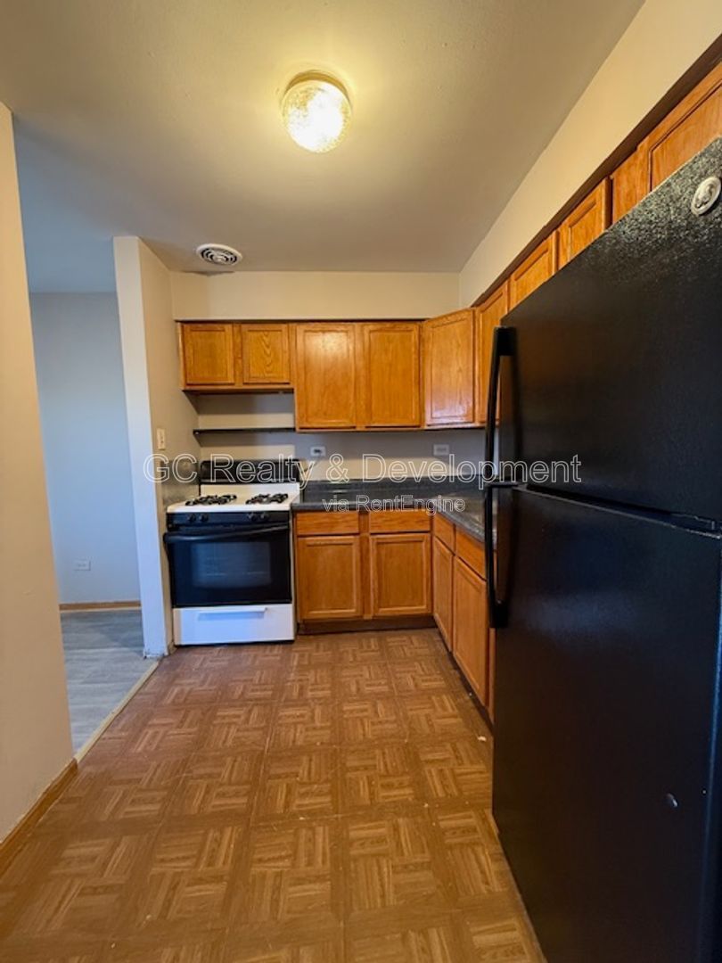 *** 1 BDRM / TENANT PAYS ELECTRIC ONLY / BALCONY / 1 PARKING SPOT / LAUNDRY ON SITE *** property image