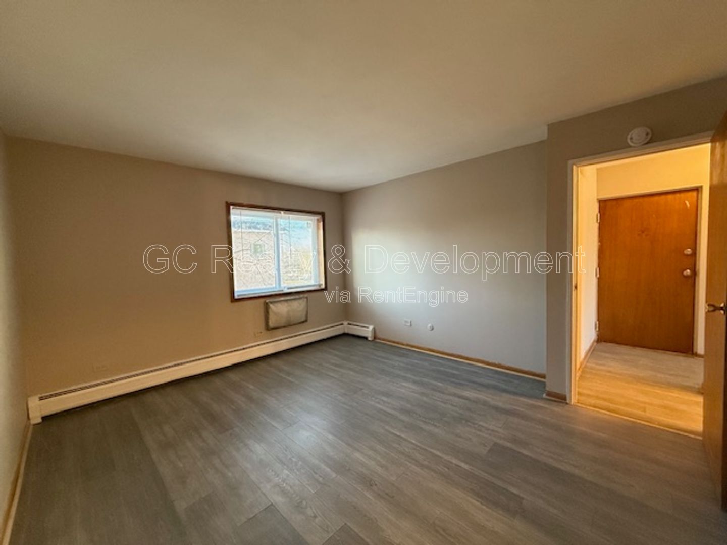 *** 1 BDRM / TENANT PAYS ELECTRIC ONLY / BALCONY / 1 PARKING SPOT / LAUNDRY ON SITE *** property image