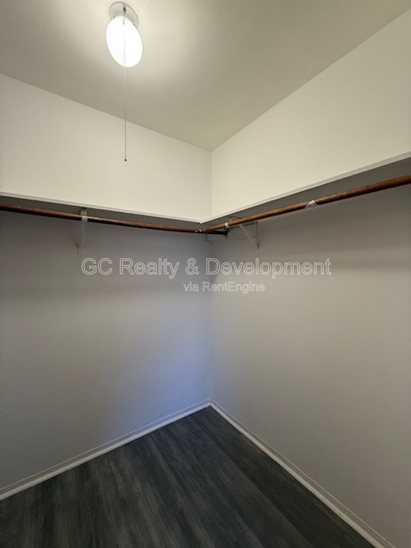 *** 1 BDRM / TENANT PAYS ELECTRIC ONLY / BALCONY / 1 PARKING SPOT / LAUNDRY ON SITE *** property image