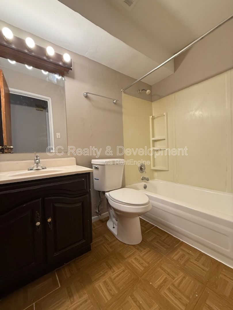 *** 1 BDRM / TENANT PAYS ELECTRIC ONLY / BALCONY / 1 PARKING SPOT / LAUNDRY ON SITE *** property image