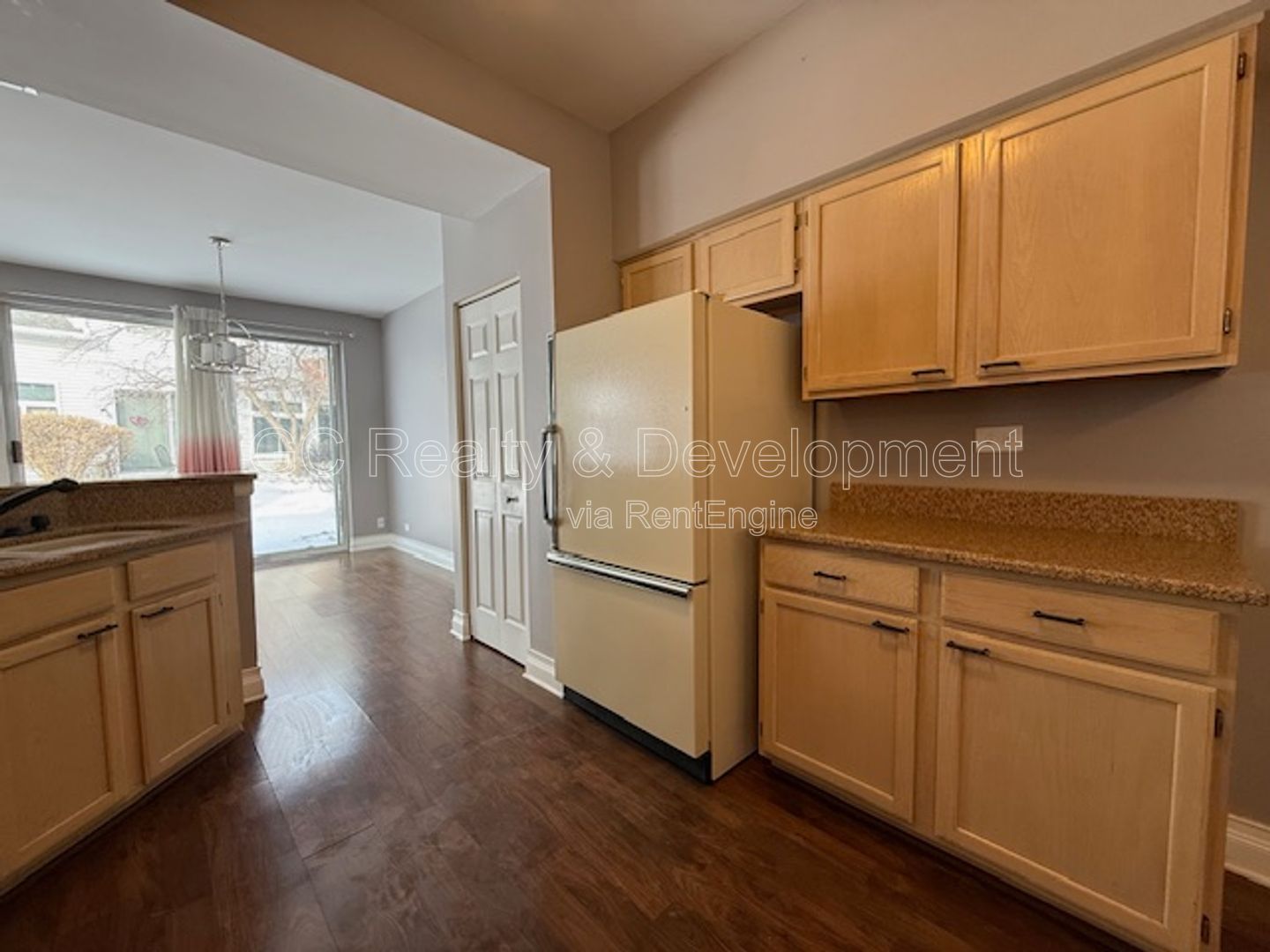 *** 2 BDRM - 2 BTH / IN UNIT LAUNDRY / ATTACHED GARAGE / QUICK ACCESS TO SHOPPING *** property image