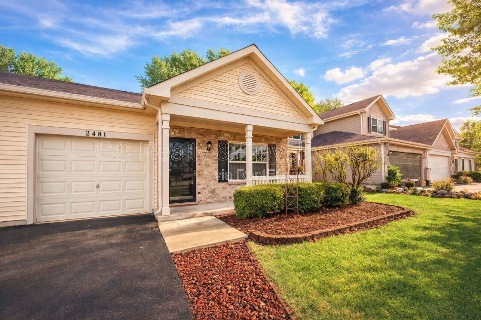 *** RANCH HOME / VAULTED & 9' CEILINGS / PRIVATE DECK & PATIO / HARDWOOD / GARAGE *** property image