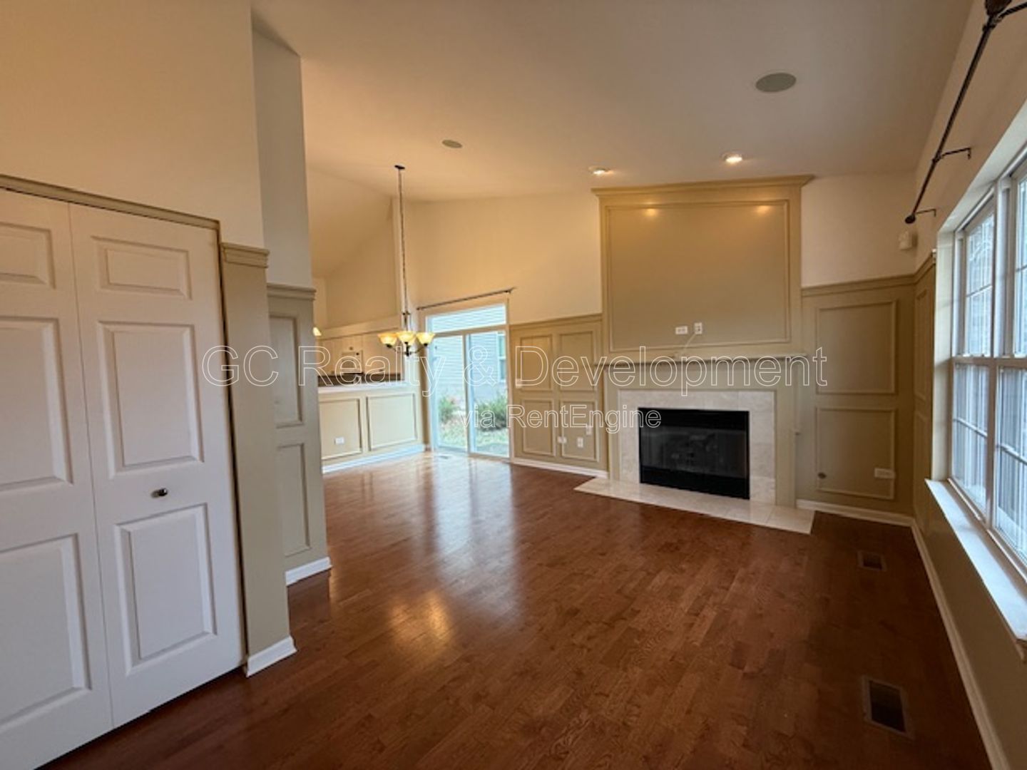 *** RANCH HOME / VAULTED & 9' CEILINGS / PRIVATE DECK & PATIO / HARDWOOD / GARAGE *** property image