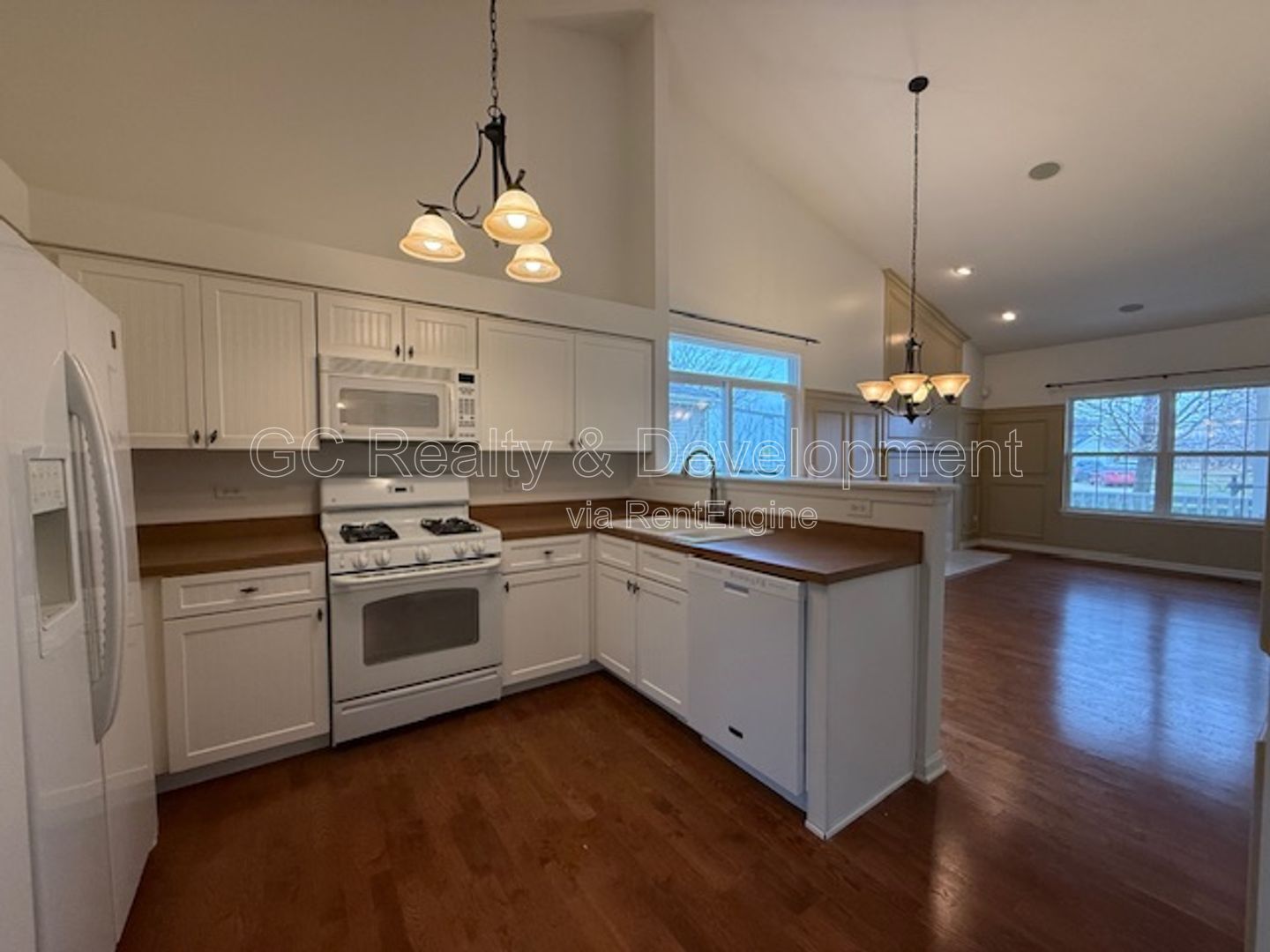 *** RANCH HOME / VAULTED & 9' CEILINGS / PRIVATE DECK & PATIO / HARDWOOD / GARAGE *** property image