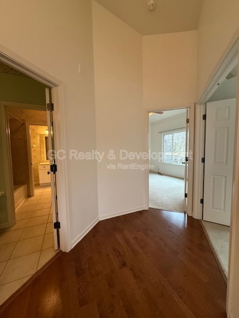 *** RANCH HOME / VAULTED & 9' CEILINGS / PRIVATE DECK & PATIO / HARDWOOD / GARAGE *** property image