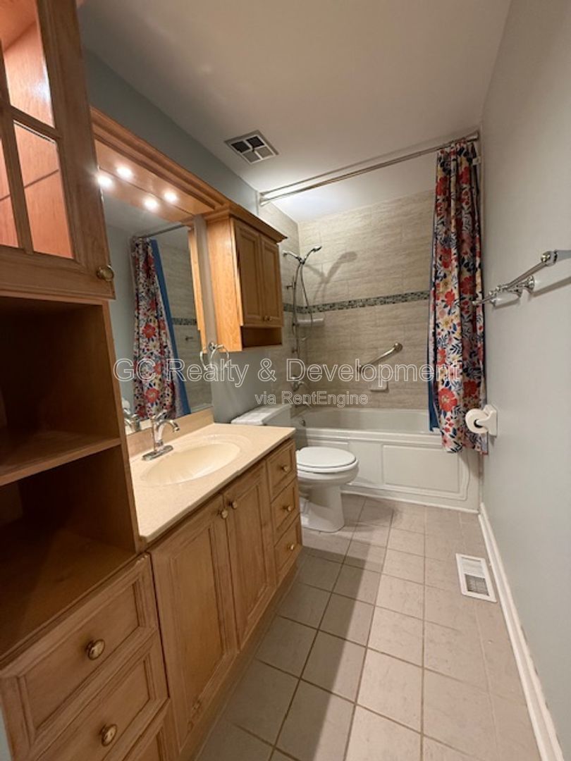 *** 3 BDRM - 2 BTH / FIN BASEMENT / DISTRICT 203 / REAR DECK W LOWER LVL WALK OUT / 2000 + SQFT *** property image