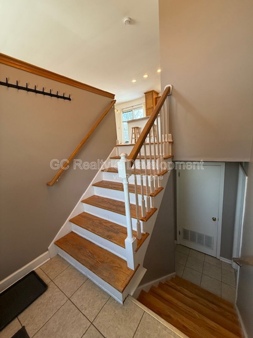*** 3 BDRM - 2 BTH / FIN BASEMENT / DISTRICT 203 / REAR DECK W LOWER LVL WALK OUT / 2000 + SQFT *** property image