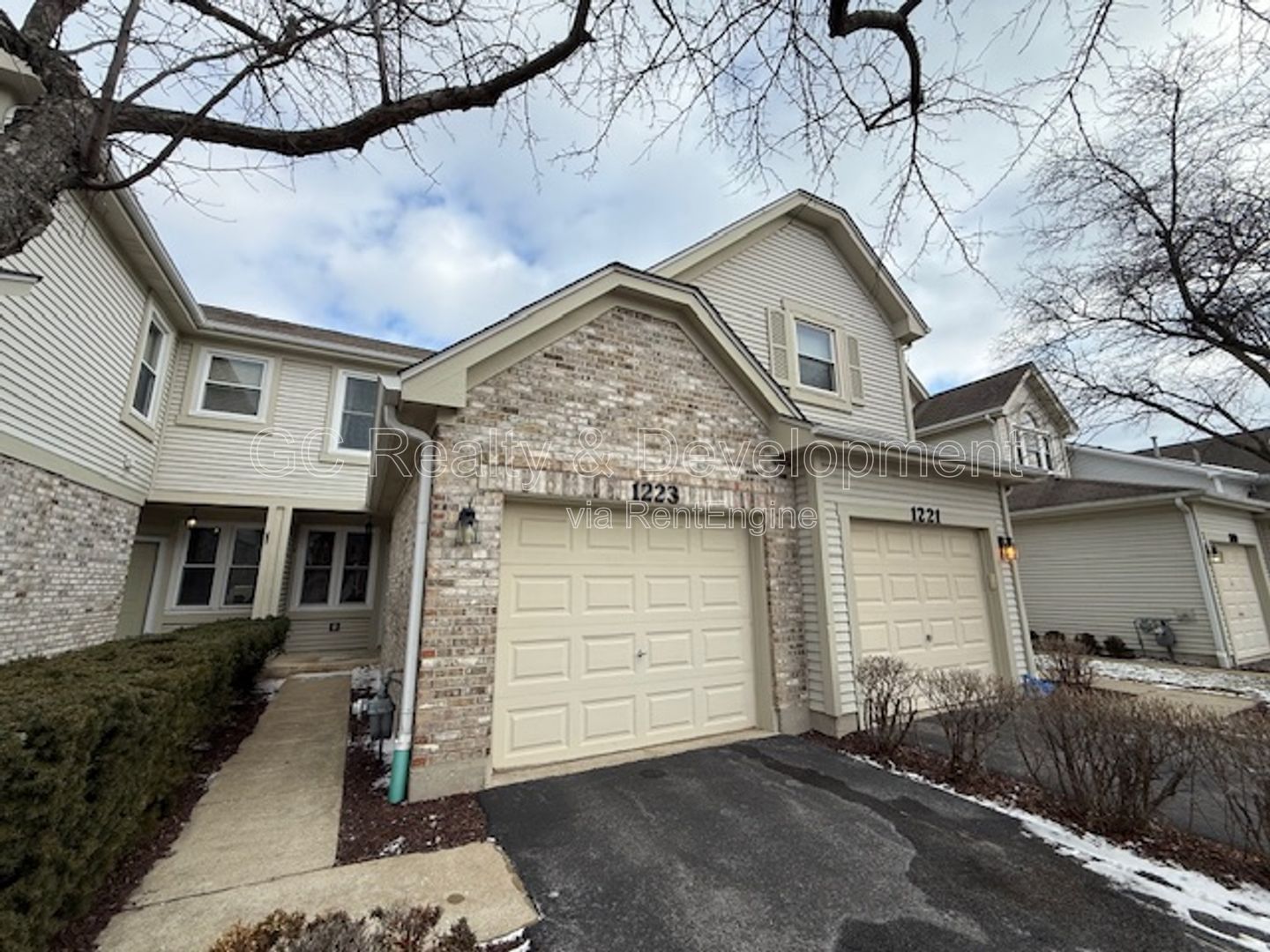 *** 2 BDRM - 2.5 BTH / RECENTLY UPDATED / LRG CLOSETS / CLOSE TO SHOPPING / ATTACHED GARAGE *** property image