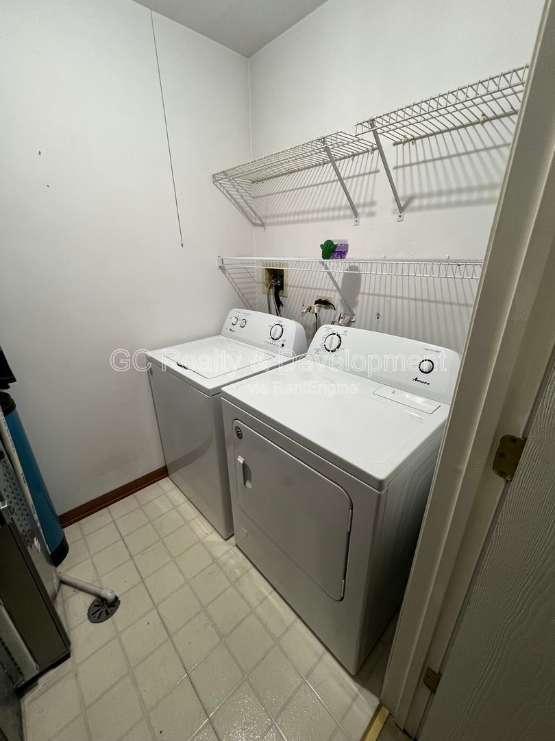 *** 2 BDRM - 2.5 BTH / RECENTLY UPDATED / LRG CLOSETS / CLOSE TO SHOPPING / ATTACHED GARAGE *** property image