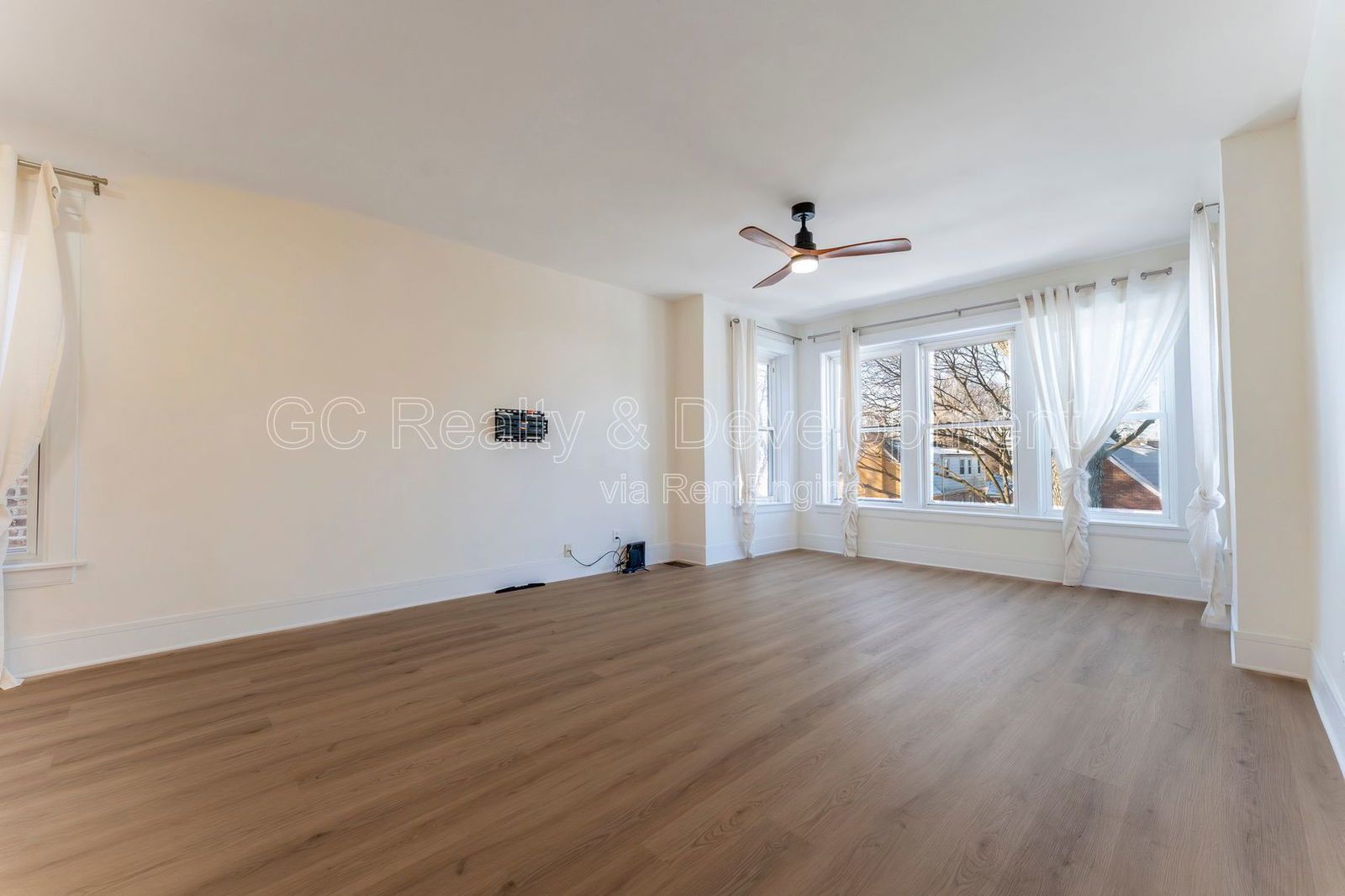 *** RECENTLY UPDATED / 2 BDRM + DEN / FREE LAUNDRY ON SITE / SHARED GARAGE PARKING *** property image