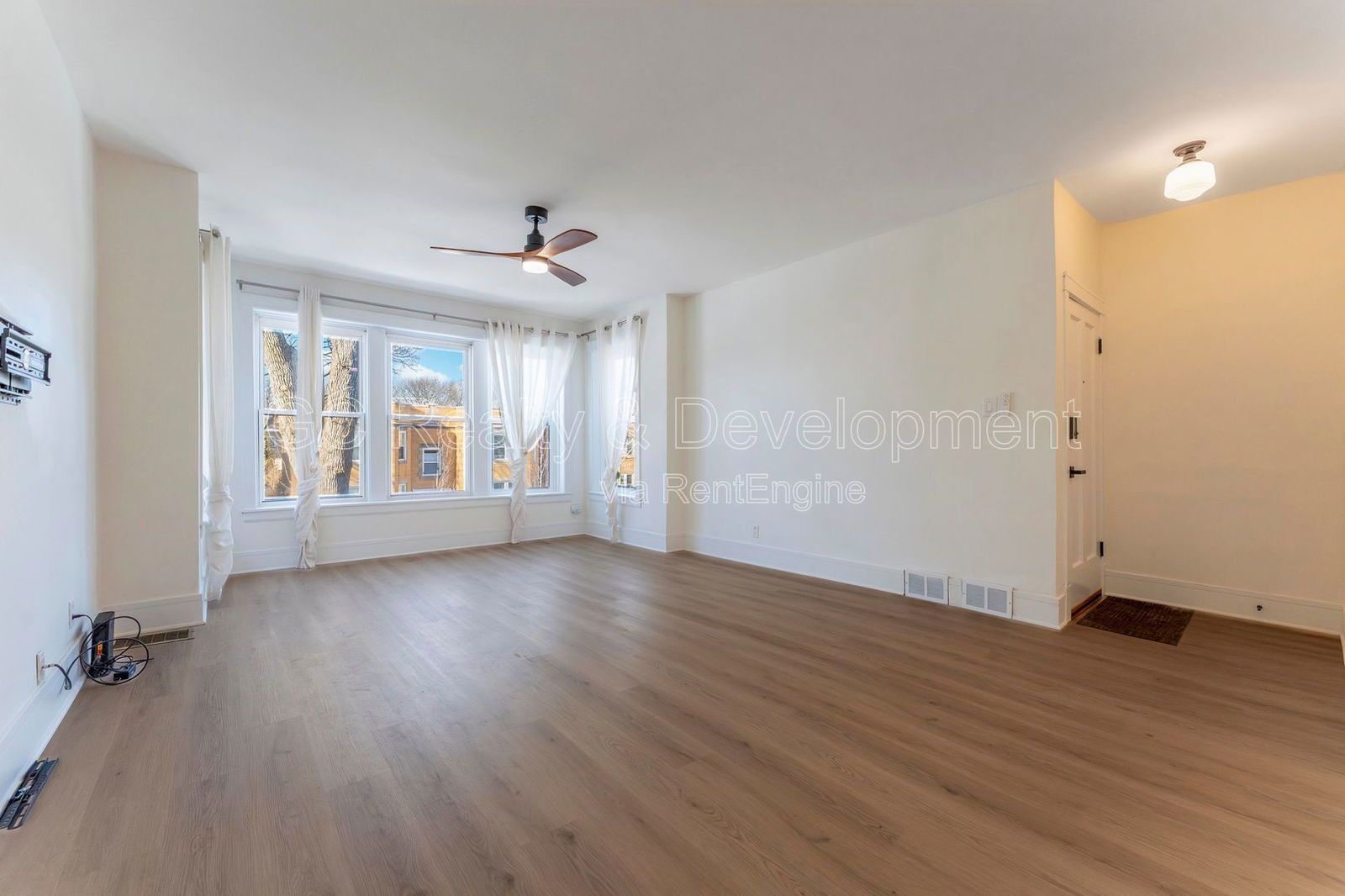 *** RECENTLY UPDATED / 2 BDRM + DEN / FREE LAUNDRY ON SITE / SHARED GARAGE PARKING *** property image