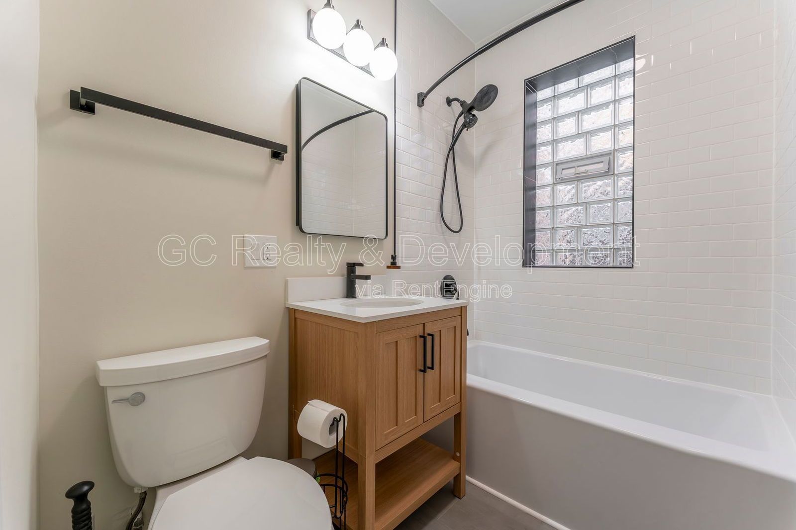 *** RECENTLY UPDATED / 2 BDRM + DEN / FREE LAUNDRY ON SITE / SHARED GARAGE PARKING *** property image