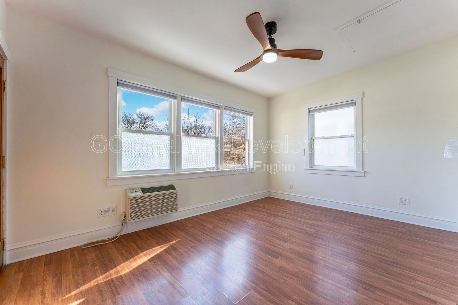 *** RECENTLY UPDATED / 2 BDRM + DEN / FREE LAUNDRY ON SITE / SHARED GARAGE PARKING *** property image