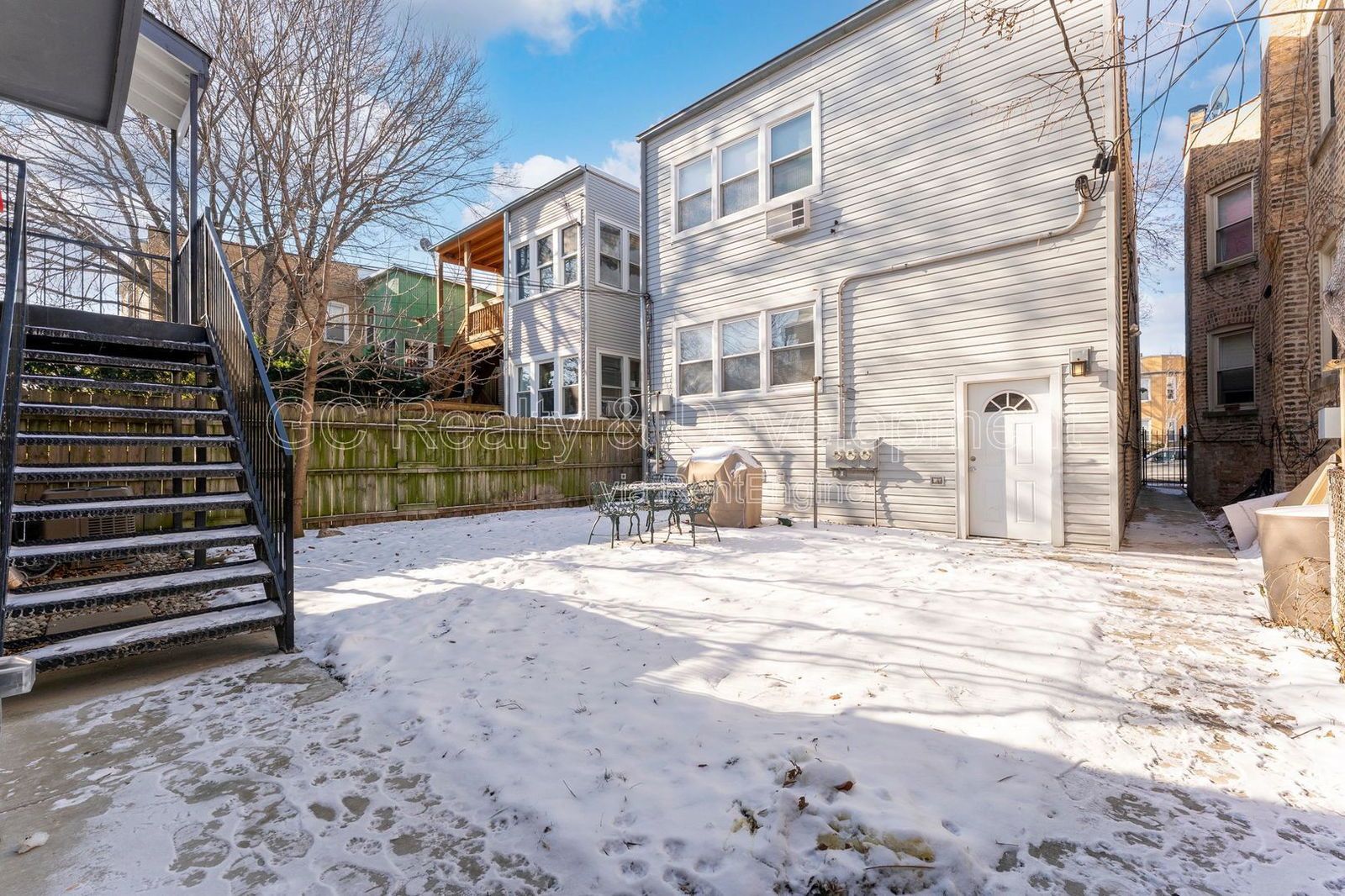 *** RECENTLY UPDATED / 2 BDRM + DEN / FREE LAUNDRY ON SITE / SHARED GARAGE PARKING *** property image