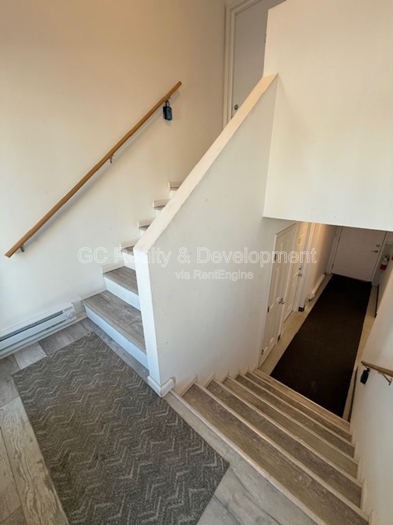*** 2ND FLOOR UNIT / RECENTLY UPDATED / GARAGE PARKING AVAIL / LAUNDRY ON SITE *** property image