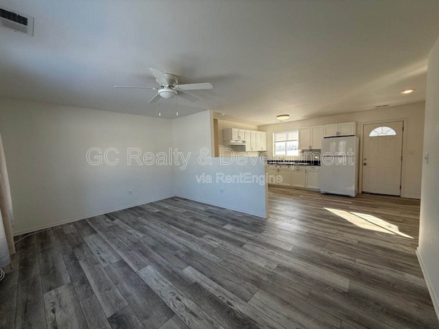 *** 2 BDRM / RECENTLY UPDATED / LAUNDRY ON SITE / PET FRIENDLY / WALK TO LAKE *** property image