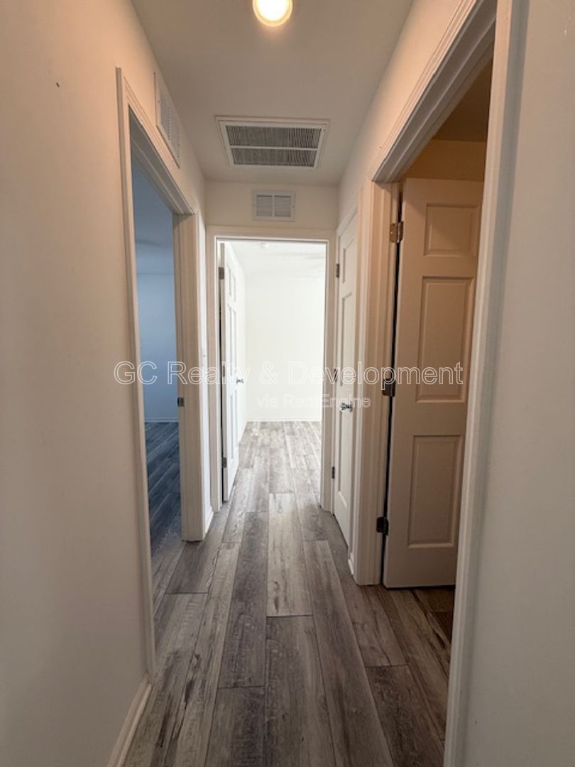 *** 2 BDRM / RECENTLY UPDATED / LAUNDRY ON SITE / PET FRIENDLY / WALK TO LAKE *** property image