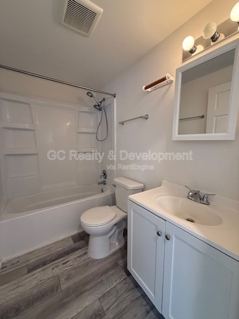 *** 2 BDRM / RECENTLY UPDATED / LAUNDRY ON SITE / PET FRIENDLY / WALK TO LAKE *** property image