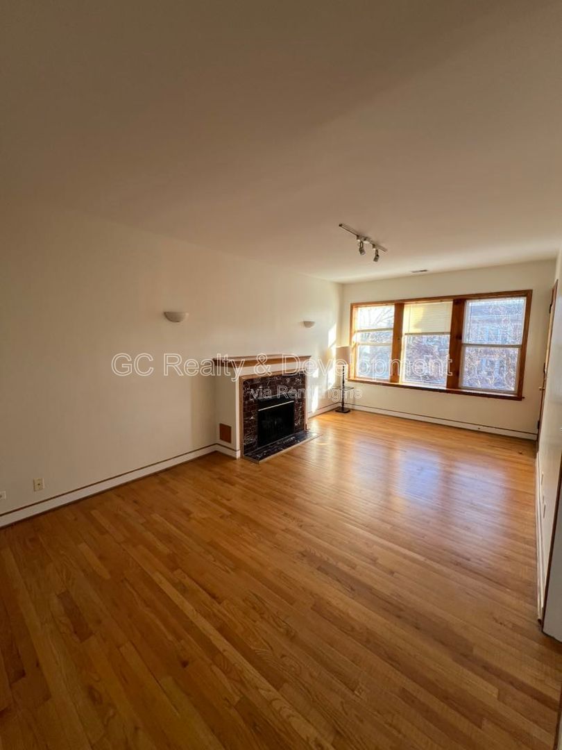 *** 3 BDRM - 2 BTH / 1500+ SQFT / IN UNIT LAUNDRY / ASSIGNED PARKING / NATURAL LIGHT THROUGHOUT *** property image