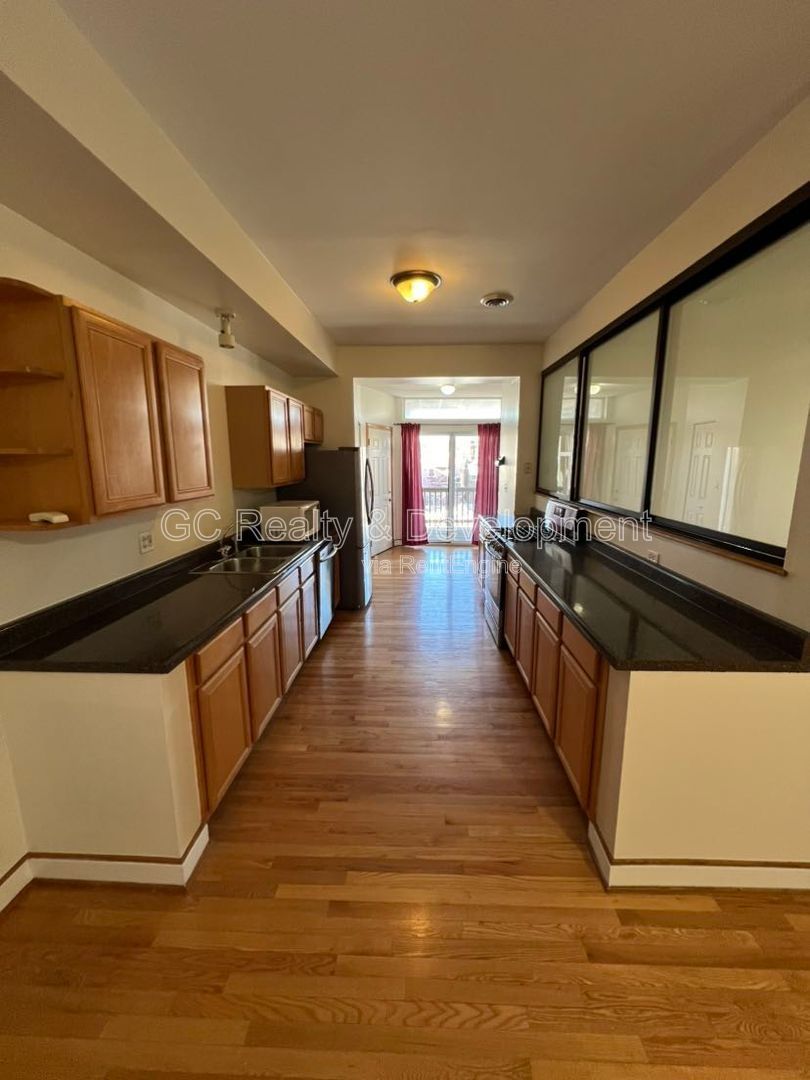 *** 3 BDRM - 2 BTH / 1500+ SQFT / IN UNIT LAUNDRY / ASSIGNED PARKING / NATURAL LIGHT THROUGHOUT *** property image