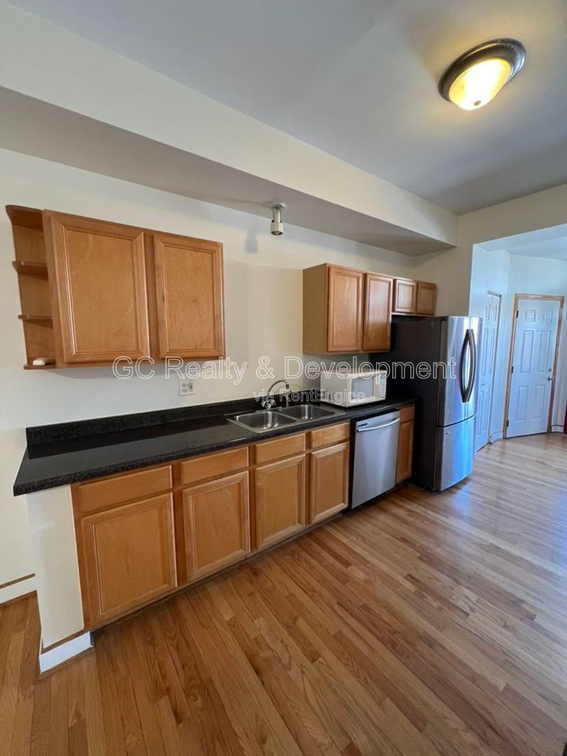 *** 3 BDRM - 2 BTH / 1500+ SQFT / IN UNIT LAUNDRY / ASSIGNED PARKING / NATURAL LIGHT THROUGHOUT *** property image