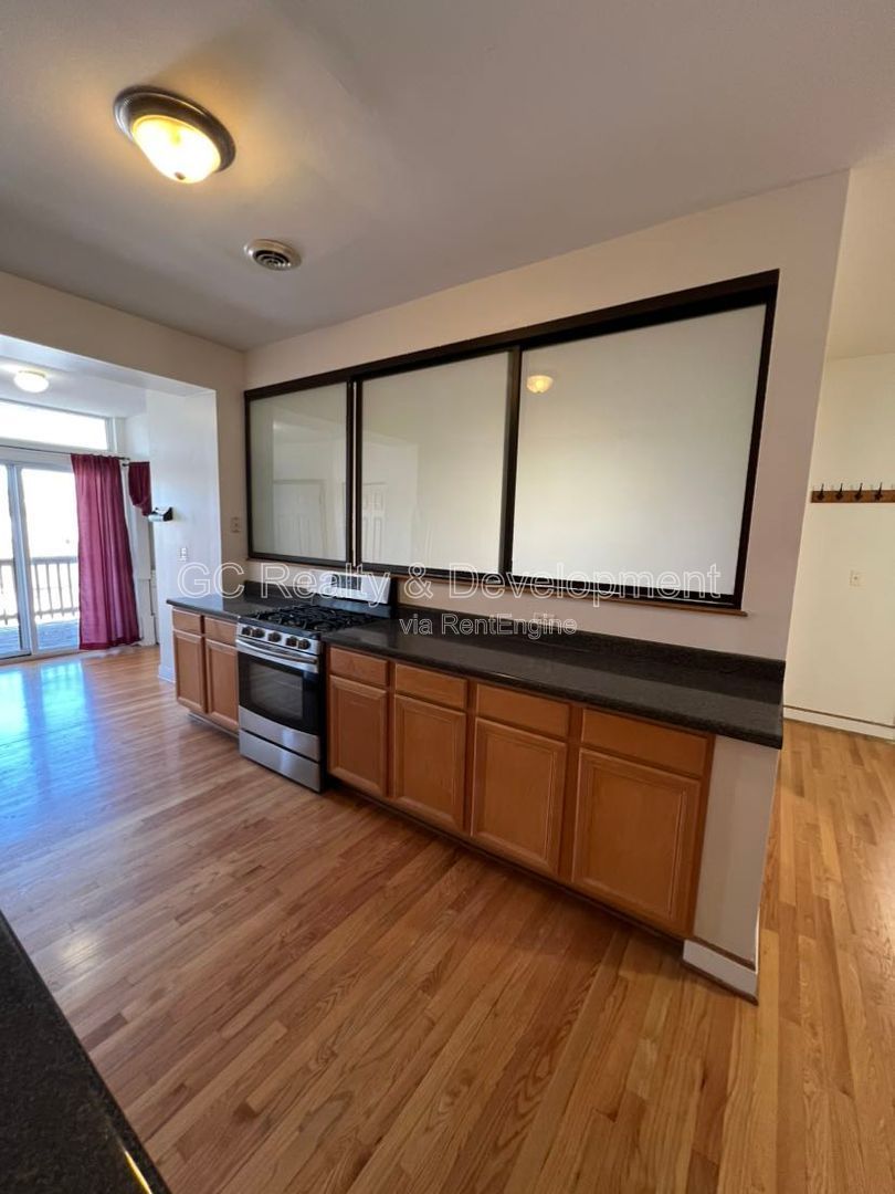*** 3 BDRM - 2 BTH / 1500+ SQFT / IN UNIT LAUNDRY / ASSIGNED PARKING / NATURAL LIGHT THROUGHOUT *** property image