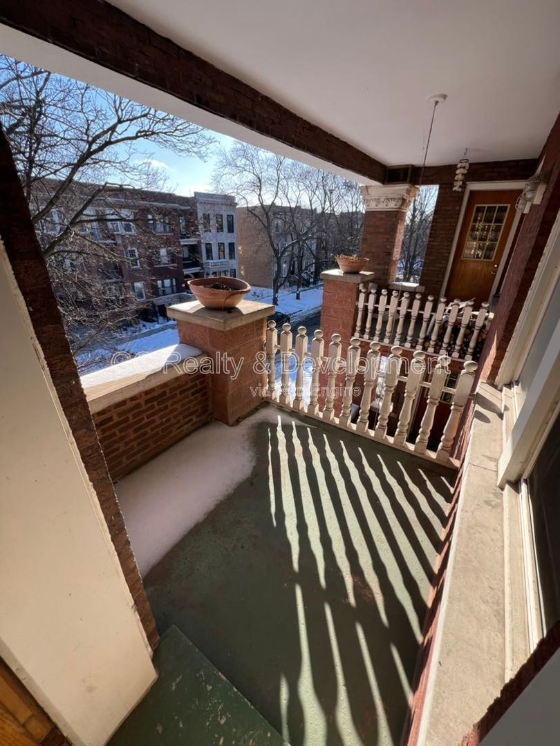 *** 3 BDRM - 2 BTH / 1500+ SQFT / IN UNIT LAUNDRY / ASSIGNED PARKING / NATURAL LIGHT THROUGHOUT *** property image