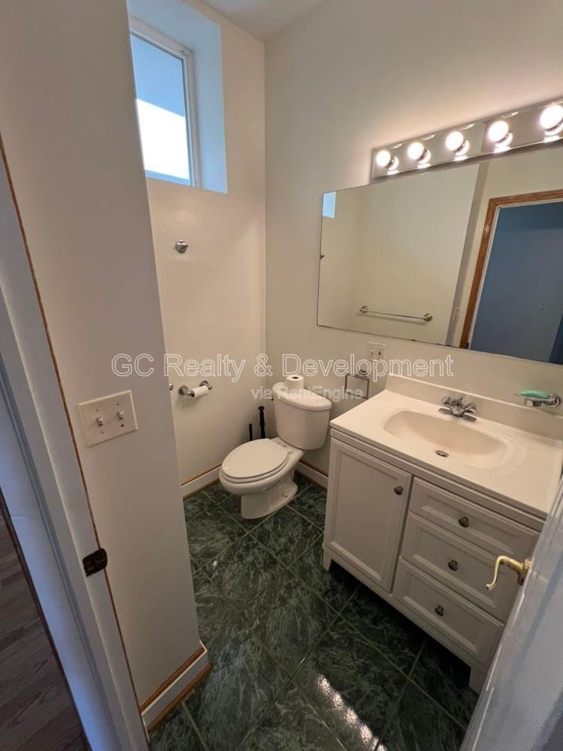 *** 3 BDRM - 2 BTH / 1500+ SQFT / IN UNIT LAUNDRY / ASSIGNED PARKING / NATURAL LIGHT THROUGHOUT *** property image