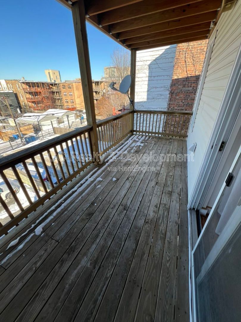 *** 3 BDRM - 2 BTH / 1500+ SQFT / IN UNIT LAUNDRY / ASSIGNED PARKING / NATURAL LIGHT THROUGHOUT *** property image