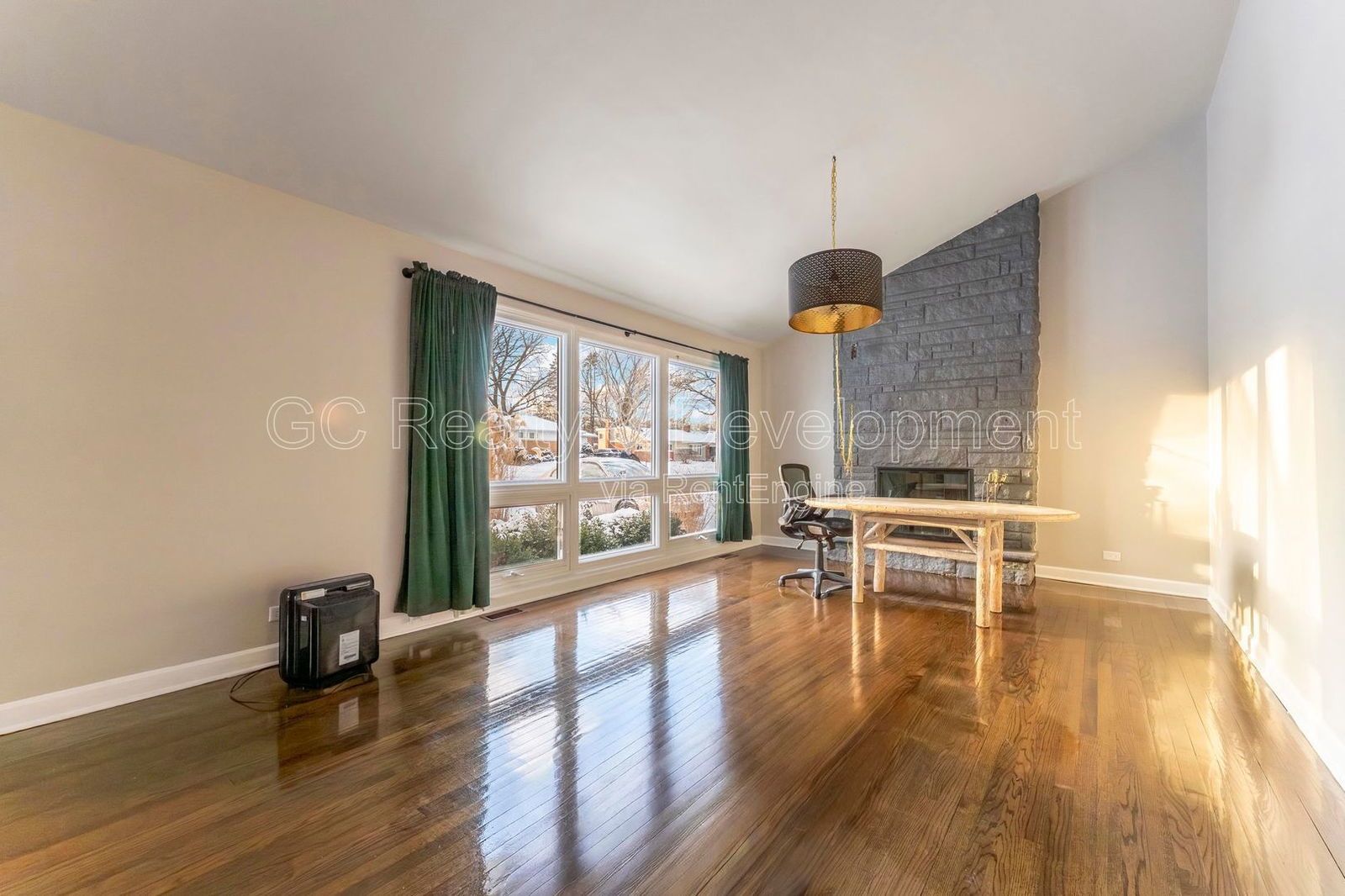 *** 3 BDRM - 2 BTH / RECENTLY UPDATED / IN UNIT LAUNDRY / FINISHED BASEMENT / BIG YARD W GAZEBO *** property image