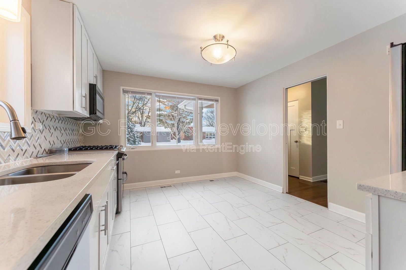 *** 3 BDRM - 2 BTH / RECENTLY UPDATED / IN UNIT LAUNDRY / FINISHED BASEMENT / BIG YARD W GAZEBO *** property image