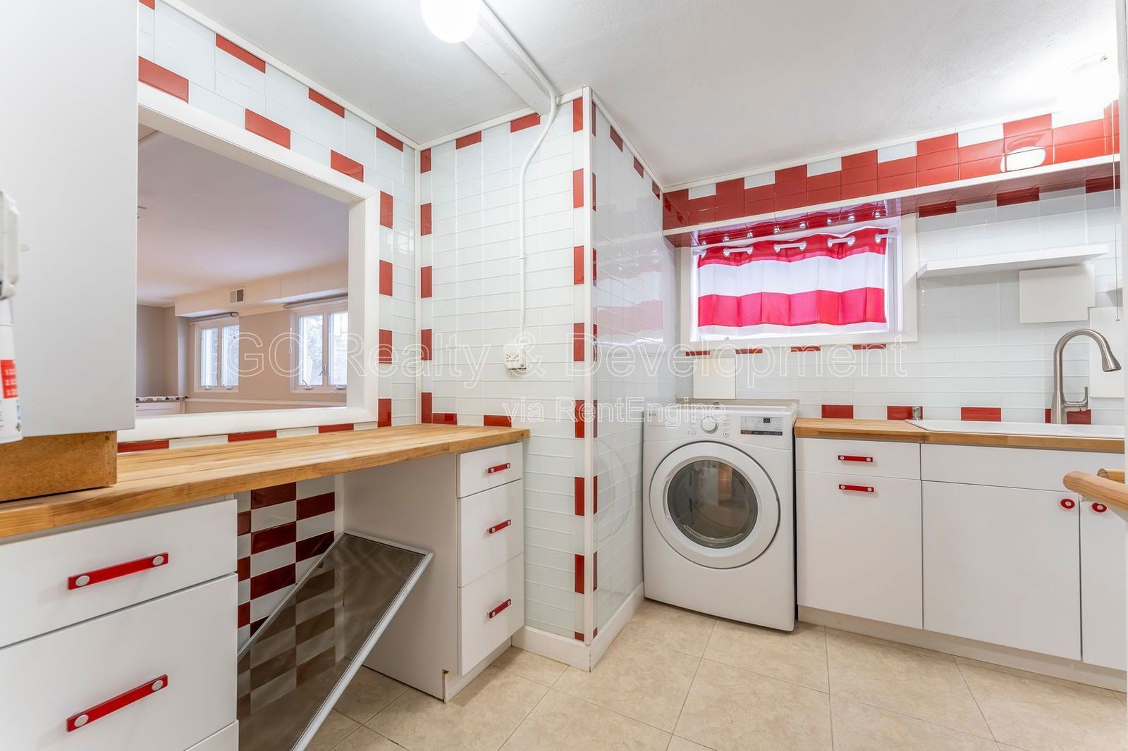 *** 3 BDRM - 2 BTH / RECENTLY UPDATED / IN UNIT LAUNDRY / FINISHED BASEMENT / BIG YARD W GAZEBO *** property image