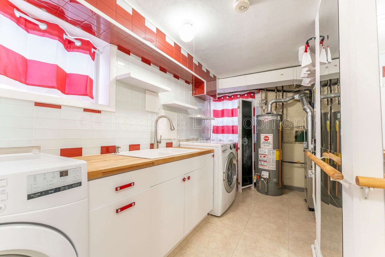 *** 3 BDRM - 2 BTH / RECENTLY UPDATED / IN UNIT LAUNDRY / FINISHED BASEMENT / BIG YARD W GAZEBO *** property image