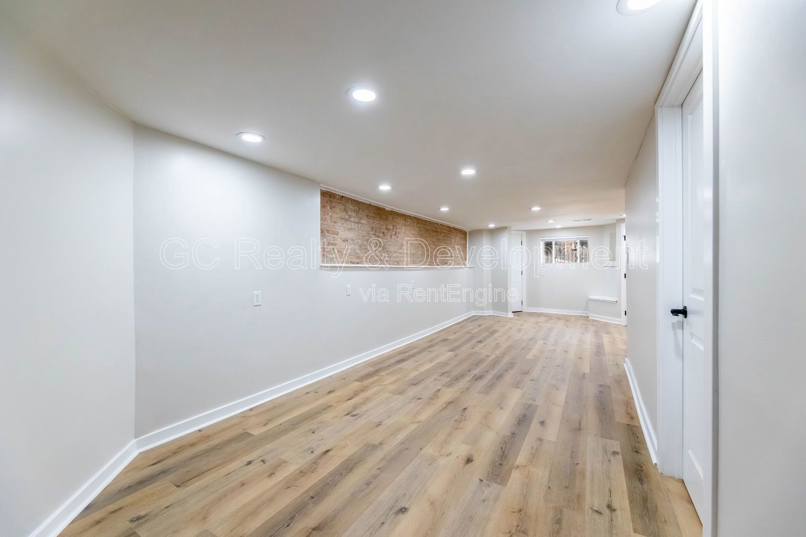 *** GUT REHAB / 2 BDRM + DEN / IN UNIT LAUNDRY / STAINLESS APPL / PAY ONLY ELECTRIC / WALK TO 43RD STATION*** property image