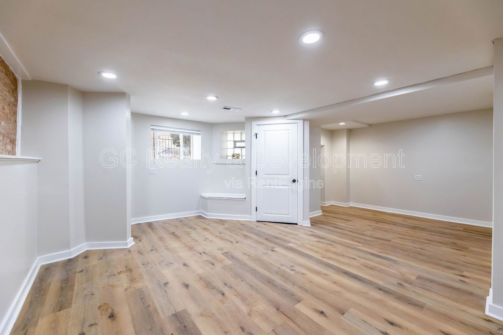 *** GUT REHAB / 2 BDRM + DEN / IN UNIT LAUNDRY / STAINLESS APPL / PAY ONLY ELECTRIC / WALK TO 43RD STATION*** property image