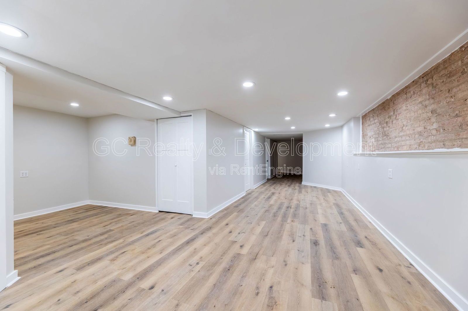 *** GUT REHAB / 2 BDRM + DEN / IN UNIT LAUNDRY / STAINLESS APPL / PAY ONLY ELECTRIC / WALK TO 43RD STATION*** property image
