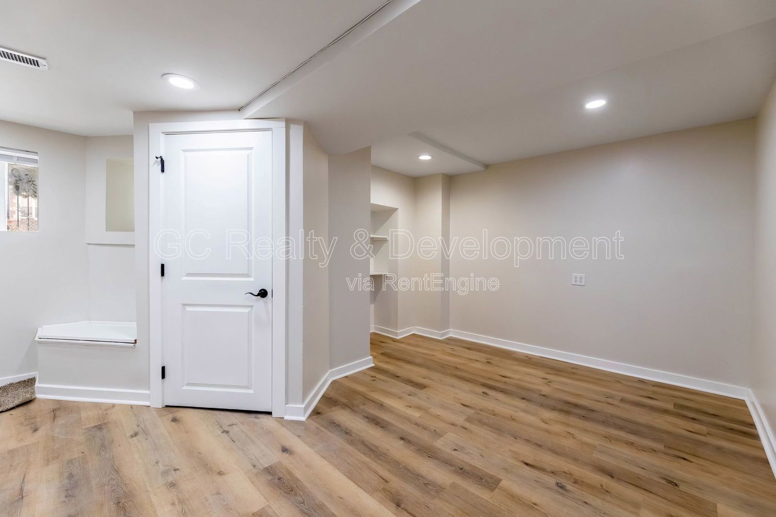 *** GUT REHAB / 2 BDRM + DEN / IN UNIT LAUNDRY / STAINLESS APPL / PAY ONLY ELECTRIC / WALK TO 43RD STATION*** property image
